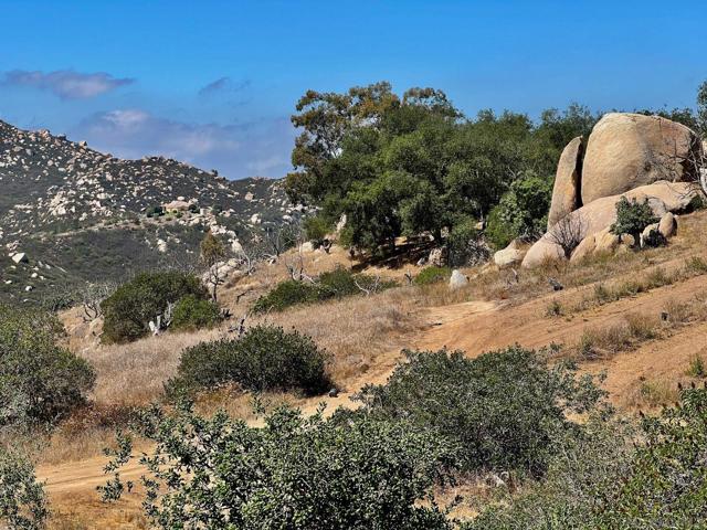 15950 Green Valley Heights Road, Ramona CA: https://media.crmls.org/mediaz/d6bc6b99-eaa1-4368-904f-0abdefabb646.jpg