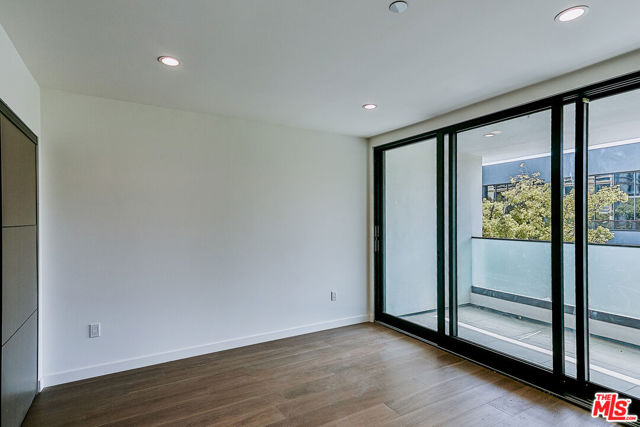 328 N Maple Drive, Beverly Hills CA: https://media.crmls.org/mediaz/d6bcf09a-3ac5-4510-bc23-4620fa23c1f8.jpg