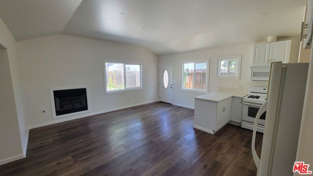 7467 N Forbes Avenue, Lake Balboa CA: https://media.crmls.org/mediaz/d6bd1495-4b0d-4b31-b0f4-303a95abf3b9.jpg