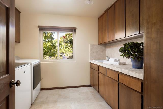 13671 Orchard Gate Rd, Poway CA: https://media.crmls.org/mediaz/d6bd16ad-2331-4599-92af-83dfcfe89f3e.jpg