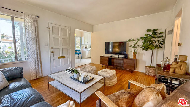 2403 Ocean Avenue, Venice CA: https://media.crmls.org/mediaz/d6bd3b1d-b316-40c8-9546-82166b3f6b4e.jpg