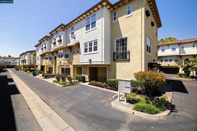 46 Matisse Ct, Pleasant Hill CA: https://media.crmls.org/mediaz/d6bd4083-de67-4b4c-88b3-dad2d98dd3a6.jpg