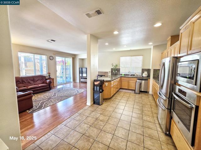 881 Meadow View Dr, Richmond CA: https://media.crmls.org/mediaz/d6bd96d8-3395-4992-8751-8315ca302a3a.jpg