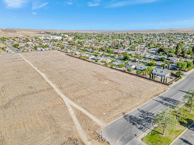 101 Amador Street, Avenal CA: https://media.crmls.org/mediaz/d6be0f87-6d15-42ab-afd5-7a2de93b6a9c.jpg