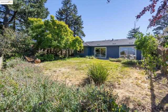 6824 Wilton Dr, Oakland CA: https://media.crmls.org/mediaz/d6be373e-8ece-4fee-ad5c-47c1619d5b2b.jpg