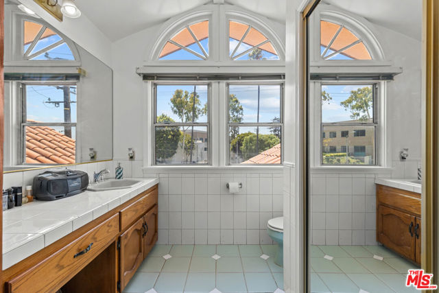 5317 Angeles Vista Boulevard, View Park CA: https://media.crmls.org/mediaz/d6be424c-7421-4c49-bb54-00119056a19e.jpg