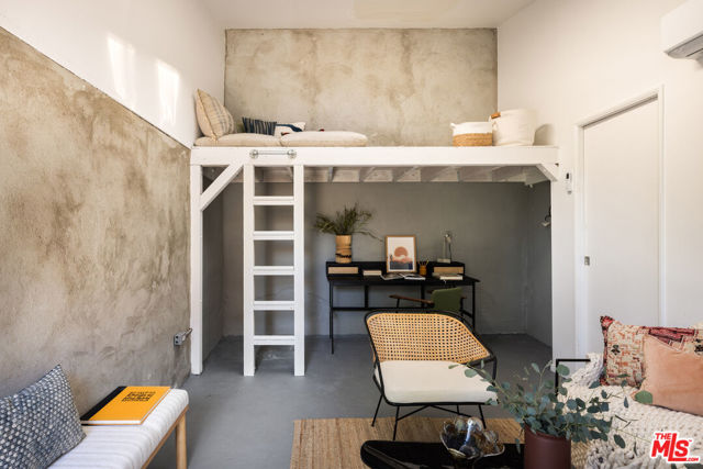 4825 Glenalbyn Drive, Los Angeles CA: https://media.crmls.org/mediaz/d6be8ec0-cc88-4acc-998f-669dd0419465.jpg