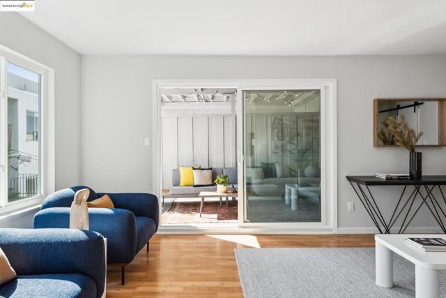 424 Staten Ave, Oakland CA: https://media.crmls.org/mediaz/d6bea8a8-05ab-426e-83f1-1be3a08ae78a.jpg