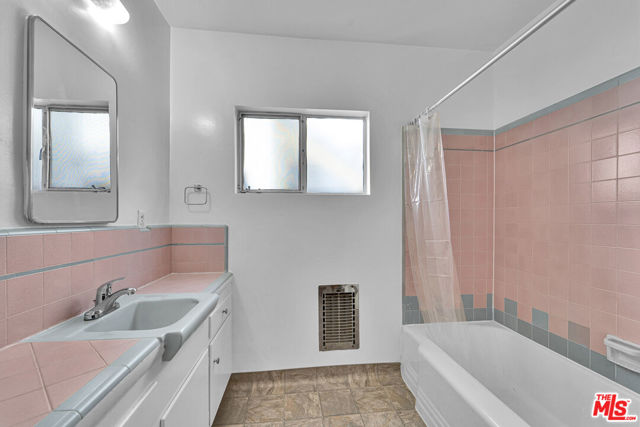 938 15th Street, Santa Monica CA: https://media.crmls.org/mediaz/d6bf269c-83bf-44e9-a23e-a7a7f5bbbc77.jpg