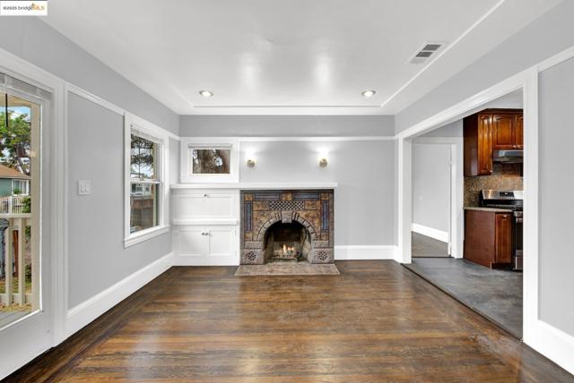 1009 106Th Ave, Oakland CA: https://media.crmls.org/mediaz/d6bf3e64-61a7-4961-bf0c-0ad4f13c9aaa.jpg