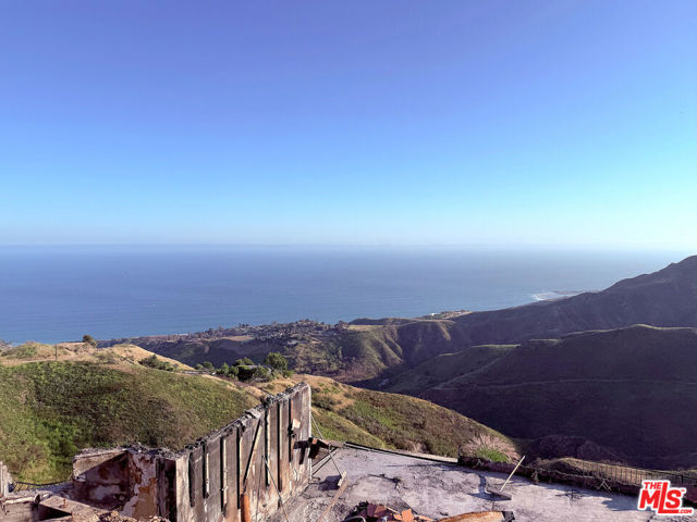 2401 Rambla Pacifico Street, Malibu CA: https://media.crmls.org/mediaz/d6bf5d54-3316-4a94-bd69-3f811e0a1627.jpg