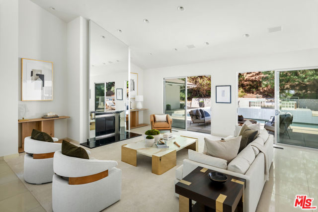 811 N Hillcrest Road, Beverly Hills CA: https://media.crmls.org/mediaz/d6c11aab-4eea-4314-9a17-f174fab190ad.jpg