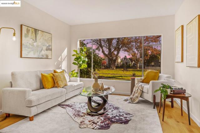 1241 Park Ave, Alameda CA: https://media.crmls.org/mediaz/d6c1c8b3-bdcd-42bc-ba9e-b2816244c7ff.jpg