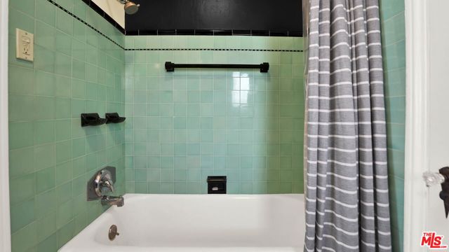 1118 HI POINT Street, Los Angeles CA: https://media.crmls.org/mediaz/d6c3f4a6-b258-4e15-8912-c9351fb11c83.jpg