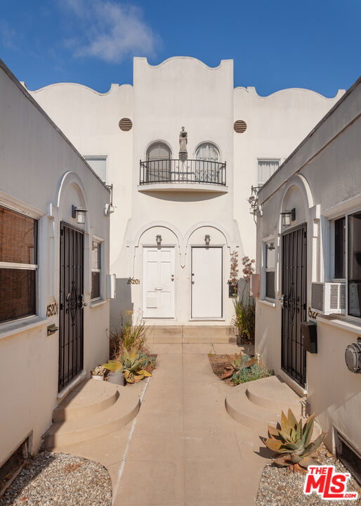 1520 Menlo Avenue, Los Angeles CA: https://media.crmls.org/mediaz/d6c4d838-2937-4fec-9265-6627ee5ee484.jpg