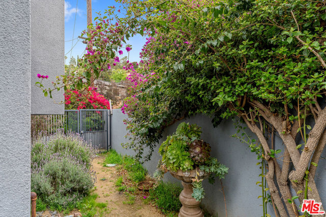 2131 Griffith Park Boulevard, Los Angeles CA: https://media.crmls.org/mediaz/d6c67abc-e4ce-453e-87f4-7a56bd235924.jpg