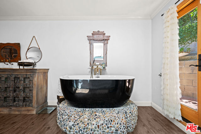 16582 Calneva Drive, Encino CA: https://media.crmls.org/mediaz/d6c72867-73e8-485e-9e72-afc2890cda69.jpg