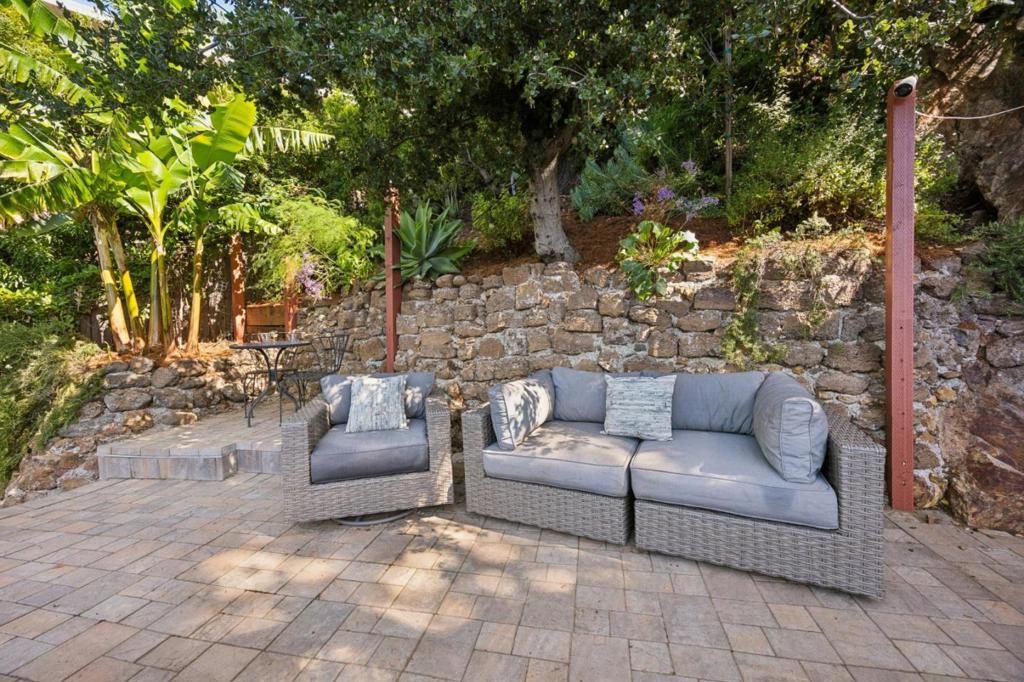 https://media.crmls.org/mediaz/d6c7ccd8-4b6d-4e9b-ab38-f73ec441ecc5.jpg?preset=X-Large