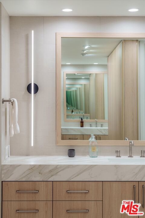 300 N Swall Drive, Beverly Hills CA: https://media.crmls.org/mediaz/d6c8f1be-b38a-4e06-a87b-1f7f68d04f64.jpg