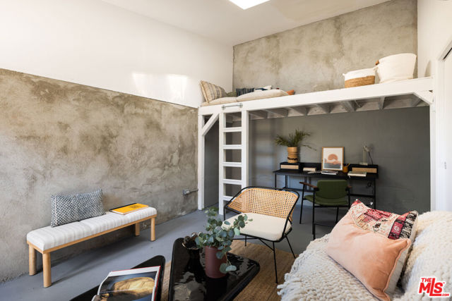 4825 Glenalbyn Drive, Los Angeles CA: https://media.crmls.org/mediaz/d6c991e7-f3f1-4755-b774-eb5d888db387.jpg