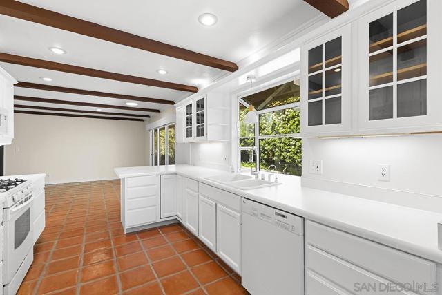 13430 Sagewood Drive, Poway CA: https://media.crmls.org/mediaz/d6ca3bc0-3851-4c2e-a531-5c3bd2a98b8d.jpg