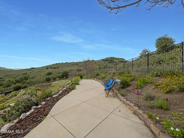 331 Briar Bluff Circle, Thousand Oaks CA: https://media.crmls.org/mediaz/d6cae26f-0e25-4e31-8030-fbc1f0b24c49.jpg