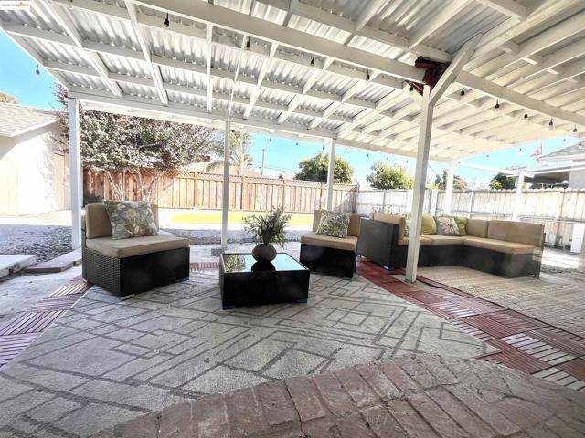 389 White Dr, Hayward CA: https://media.crmls.org/mediaz/d6cbdfb8-831f-463d-97cb-077cdb912a53.jpg