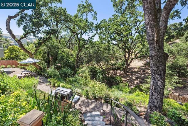72 Davis Rd, Orinda CA: https://media.crmls.org/mediaz/d6cde2e5-a533-492c-8a17-ea2552669c01.jpg