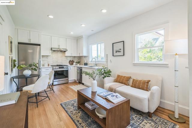 1515 Derby St, Berkeley CA: https://media.crmls.org/mediaz/d6ce886f-9edc-4ddd-b570-85f18e9ece09.jpg