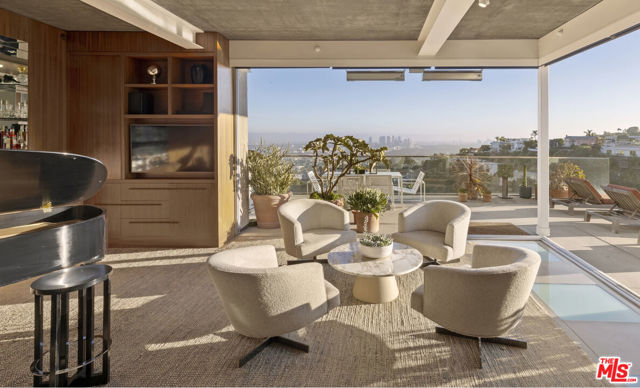 8804 Hollywood Boulevard, Los Angeles CA: https://media.crmls.org/mediaz/d6d00c5e-6f49-4582-b8e2-e731a6601ade.jpg
