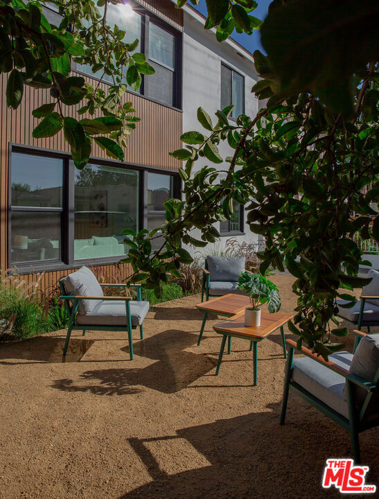 2046 S Burnside Avenue, Los Angeles CA: https://media.crmls.org/mediaz/d6d03e10-34ef-426e-8750-32a506dcc994.jpg