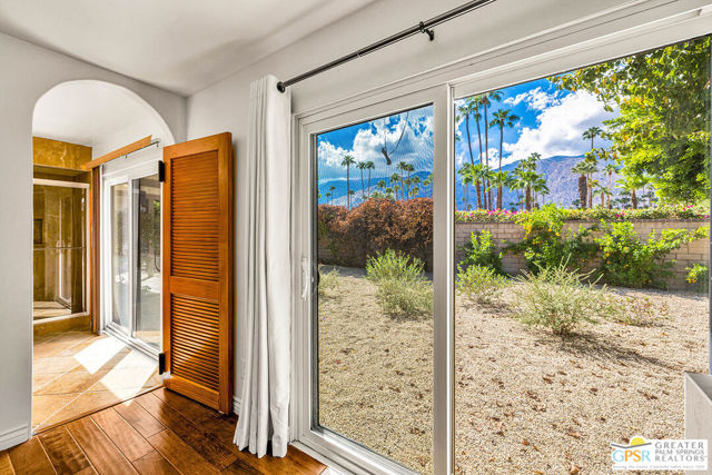 525 W Sunshine Circle, Palm Springs, CA 92264