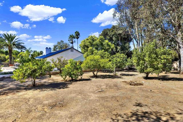 14265 Sandhill Rd, Poway CA: https://media.crmls.org/mediaz/d6d11f60-367d-43f5-bd92-4ff1c4d6d40f.jpg