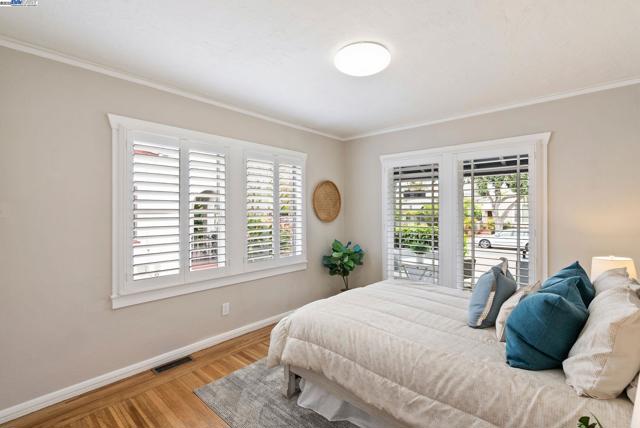 2806 Clay St, Alameda CA: https://media.crmls.org/mediaz/d6d2187c-0486-4c69-8eb1-b3e91bd20925.jpg