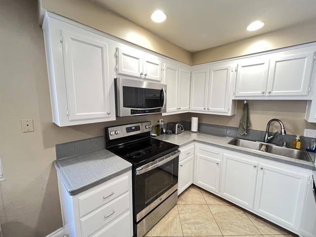 Image 16 of 36 For 2582 Del Mar Heights Road 17