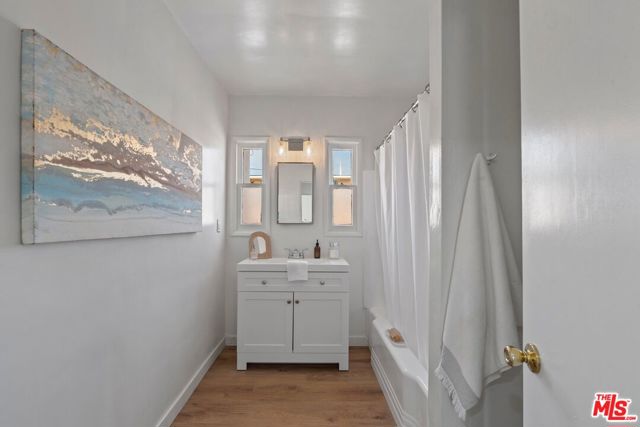 4222 Corinth Avenue, Los Angeles CA: https://media.crmls.org/mediaz/d6d4c8cc-87bb-4409-90e7-c3dd3a74db11.jpg