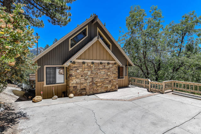 24873 Ponderosa Drive, Idyllwild CA: https://media.crmls.org/mediaz/d6d4d63f-6dd5-4952-92d9-72a311bc241c.jpg