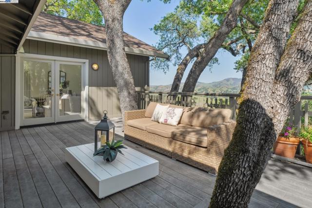 361 Castle Crest Rd, Alamo CA: https://media.crmls.org/mediaz/d6d5a5cc-5935-4dc6-82cb-33f7d8ecc70c.jpg