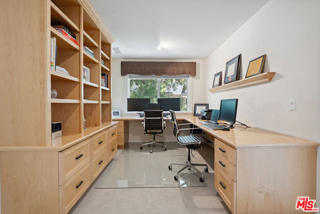 23040 Blue Bird Drive, Calabasas CA: https://media.crmls.org/mediaz/d6d5b664-68da-490c-b34b-527208c288d5.jpg