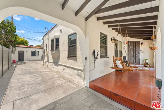 3871 Roxton Avenue, Los Angeles CA: https://media.crmls.org/mediaz/d6d60bf1-6fba-431b-9b19-f4f5074b674c.jpg