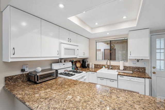 34324 Laura Way, Rancho Mirage CA: https://media.crmls.org/mediaz/d6d69f23-d42d-4c40-a916-741106a4fdb3.jpg