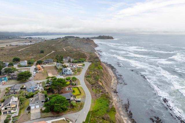 20 Madrone Avenue, Moss Beach CA: https://media.crmls.org/mediaz/d6d72dea-4395-44bd-9ac7-d5b7e8875c9d.jpg