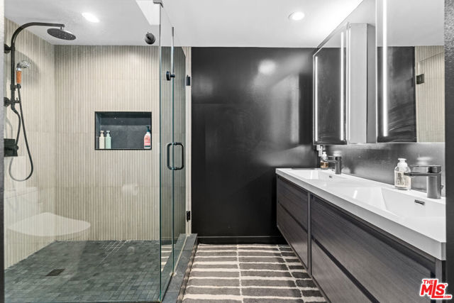 4360 Glencoe Avenue, Marina del Rey CA: https://media.crmls.org/mediaz/d6d73ea7-6607-47a6-a284-4ceaa4e5fb37.jpg