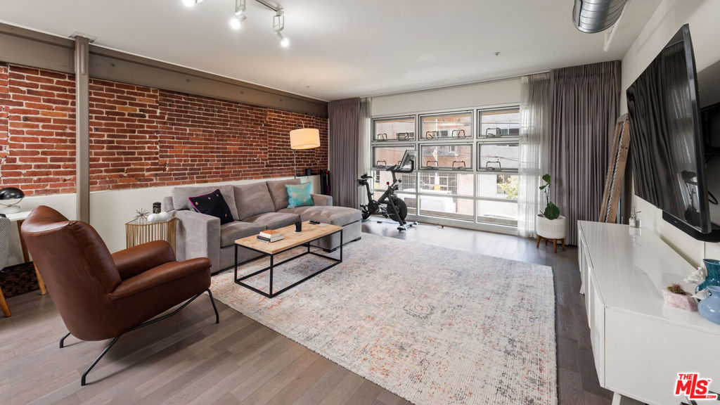 527 Molino Street 201