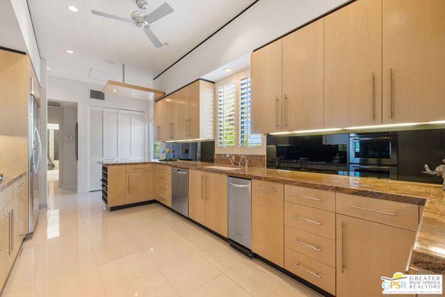 46920 Amir Drive, Palm Desert CA: https://media.crmls.org/mediaz/d6d78412-cf64-4236-958d-91e39dc99b31.jpg