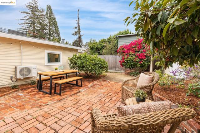 2941 Madeline St, Oakland CA: https://media.crmls.org/mediaz/d6d78fee-305d-4a57-a96e-9aeefa92fe36.jpg