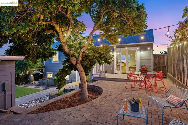 1000 Navellier St, El Cerrito CA: https://media.crmls.org/mediaz/d6d86952-6f0a-4af6-9470-1fce0c8a9580.jpg