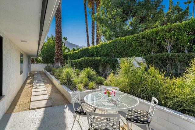 505 N Camino Real, Palm Springs CA: https://media.crmls.org/mediaz/d6d8e502-953b-4948-b784-8a7215eb026b.jpg