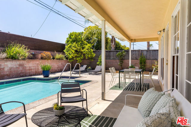 6020 S Corning Avenue, Los Angeles CA: https://media.crmls.org/mediaz/d6d93105-8c33-4fa9-a339-8431b66266c4.jpg