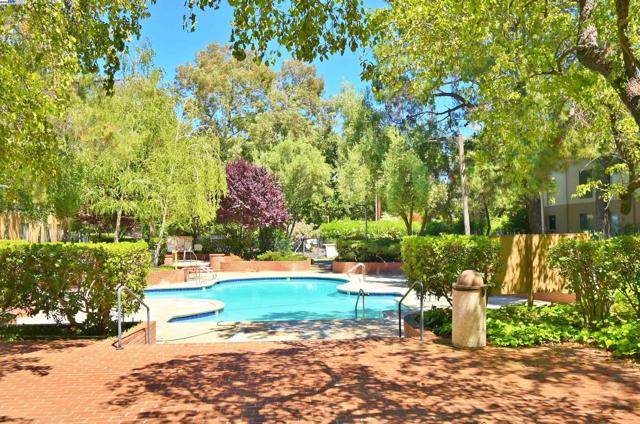 320 N Civic Dr, Walnut Creek CA: https://media.crmls.org/mediaz/d6d98cfc-58b4-417d-bca2-8f627eee3e06.jpg